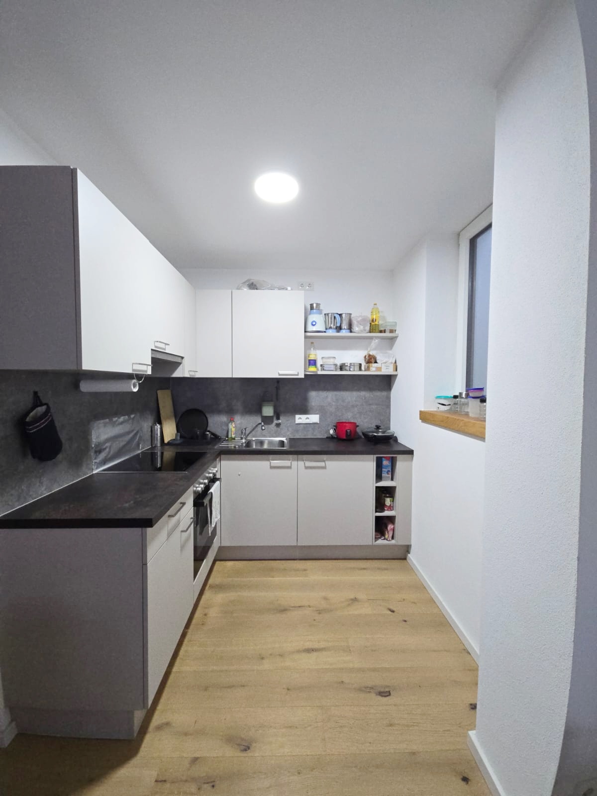 Moderne, neuwertige Einbauküche