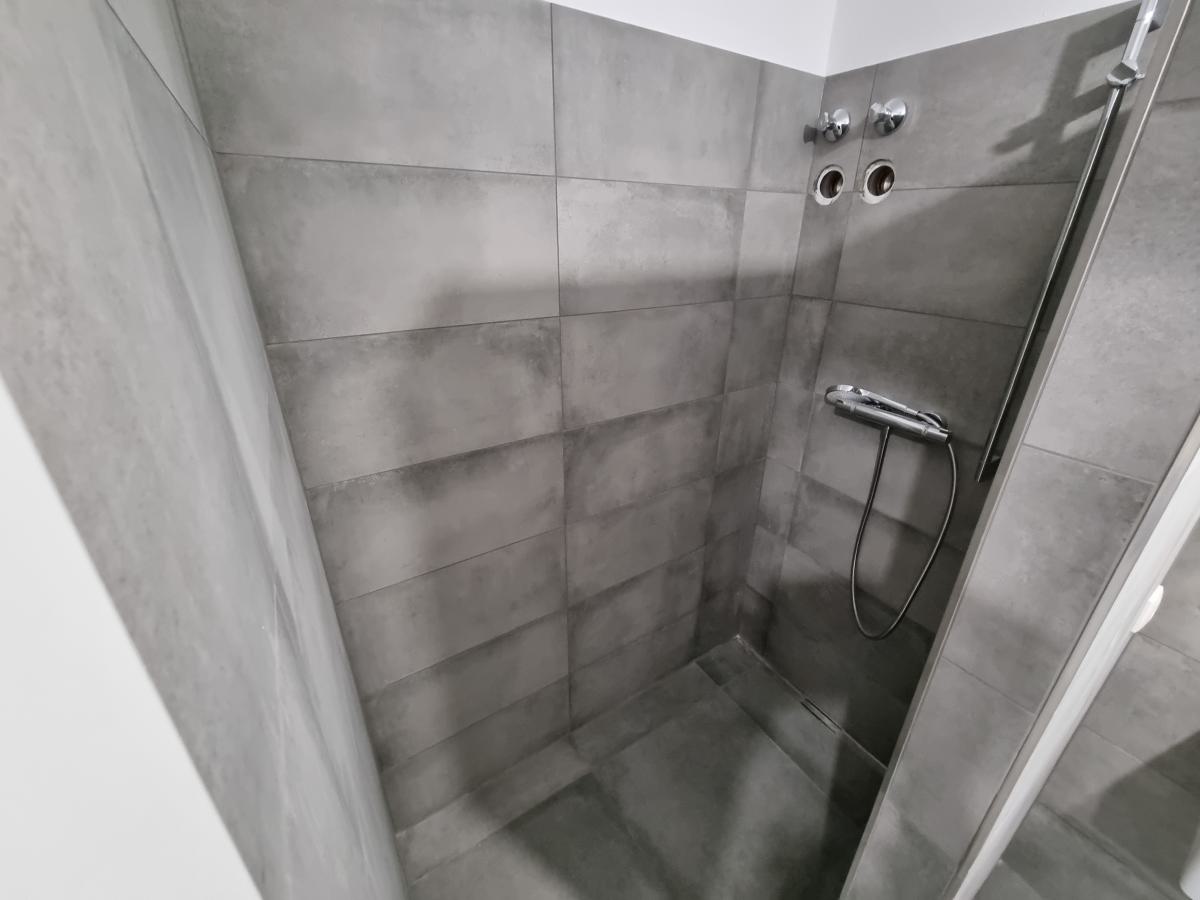 großzügige Dusche