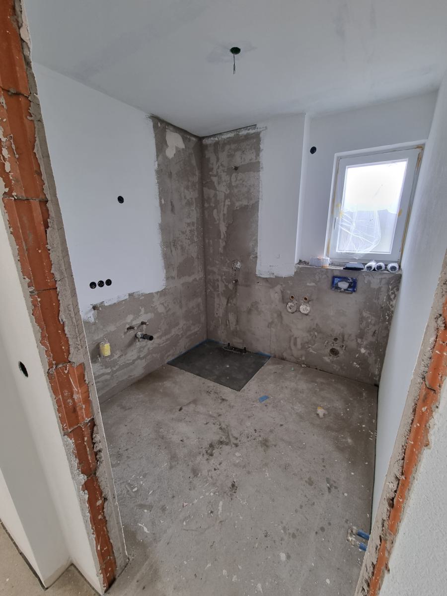 Tageslicht helles Bad mit Boden ebener Dusche