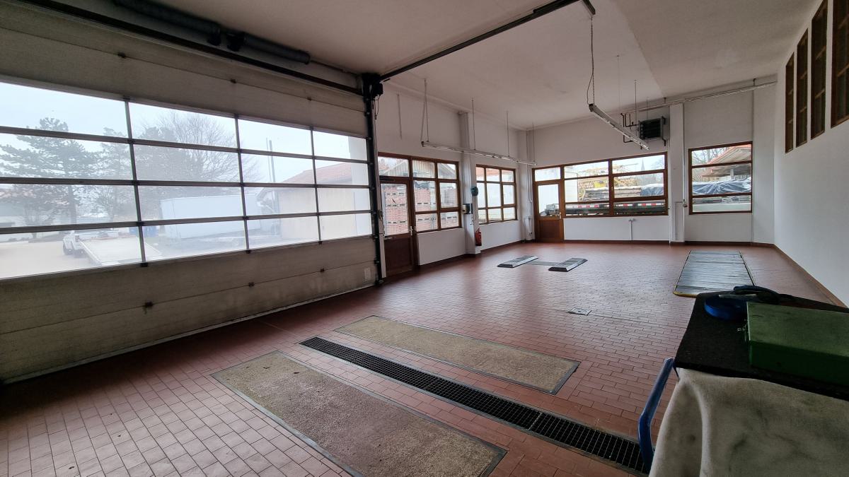 Werkstatt mit großzügigen Fensterflächen