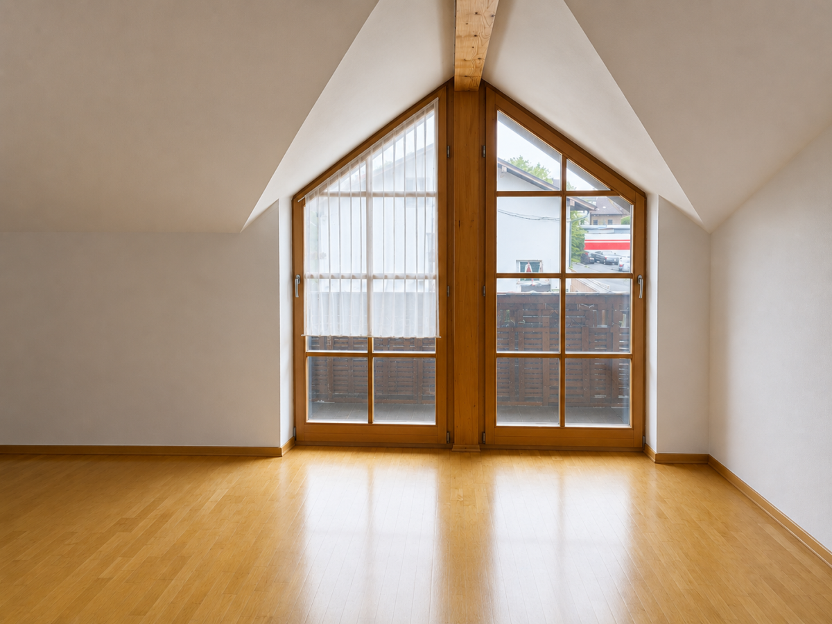 Wohn- und Esszimmer mit Balkonzugang