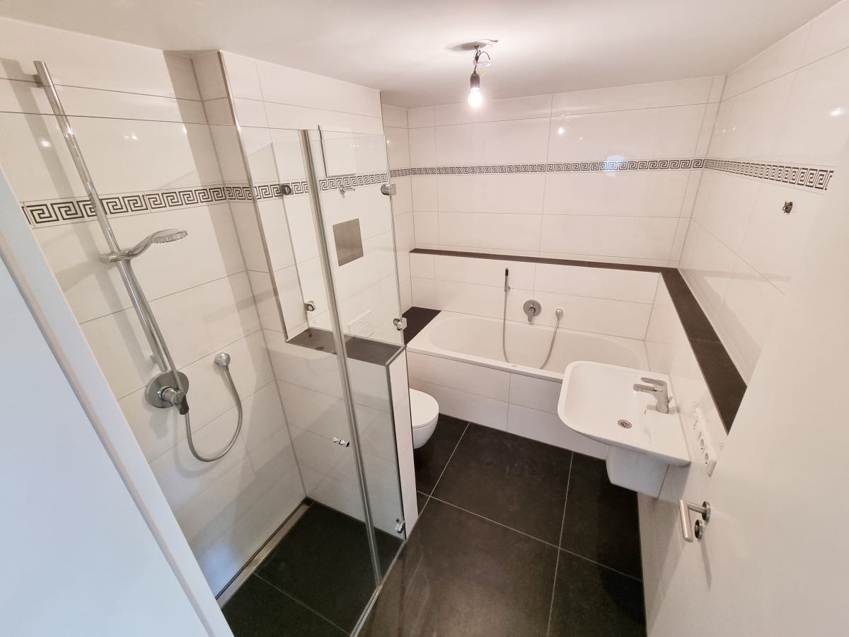 Hochwertig ausgestattetes Bad