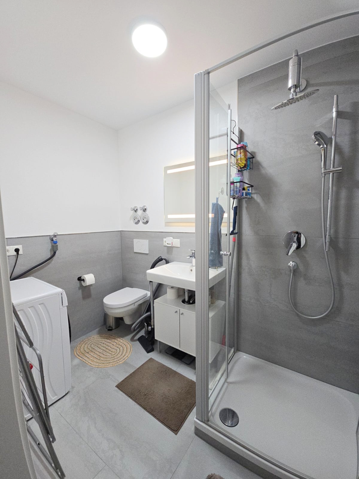 Bad mit Dusche & Waschmaschinenanschluss