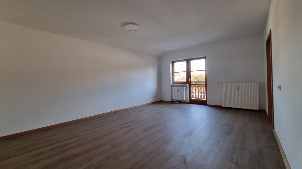  Wohnzimmer mit Balkonzugang