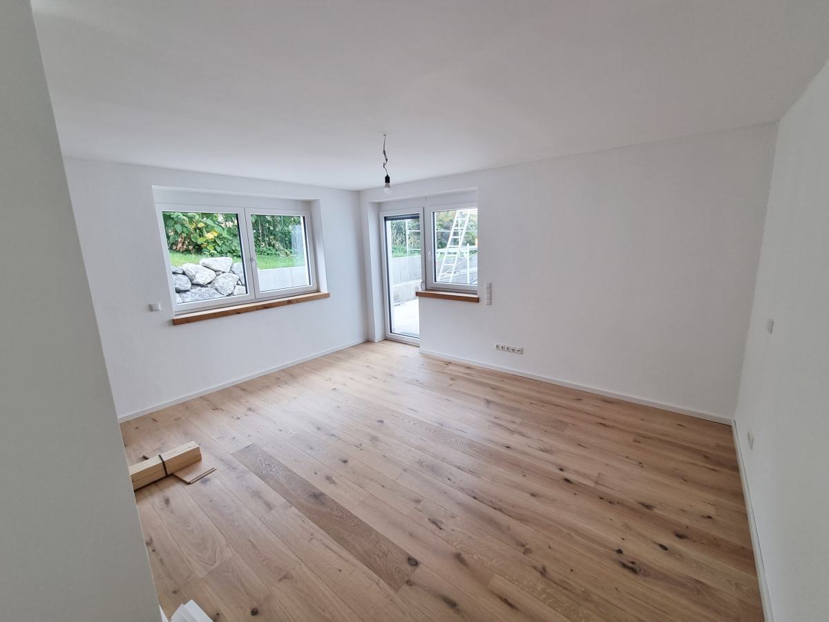 angenehm heller Wohn- und Schlafraum