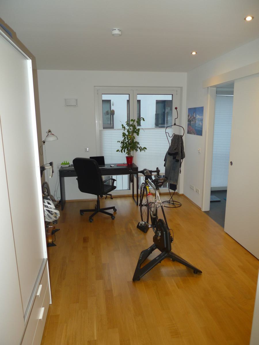 Büro mit Türe zum Bad