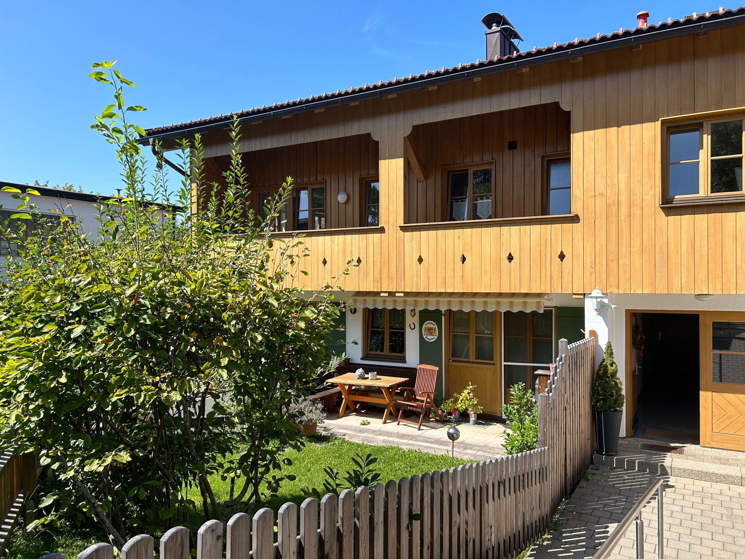 Hausgefühl statt Wohnung – außergewöhnliche Maisonette mit 4 Zimmern, zwei Privatgärten & Pool